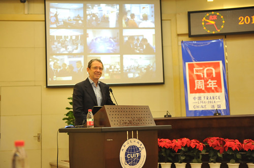 说明: C:\Users\Administrator\Desktop\学院图片\新闻译稿汇总(文字+图片)新\2014.10.20 OW2国际软件编程比赛颁奖典礼在我院举行\Cedric_THOMAS做报告-Cedric_THOMAS on Report.jpg